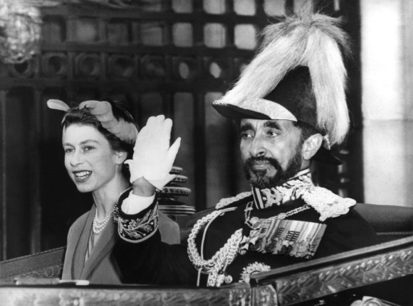 L imperatore etiope Selassié con la regina Elisabetta.