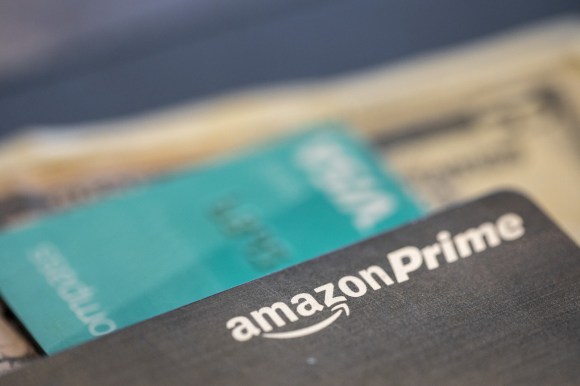Una busta con Amazon Prime