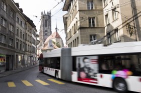 Un bus della compagnia TPF circola per le vie del centro di Friburgo.