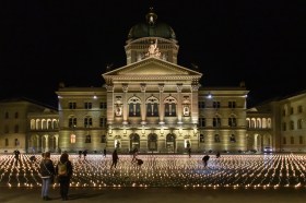12 000 candele accese davanti a Palazzo federale per ricordare le vittime da coronavirus in Svizzera.