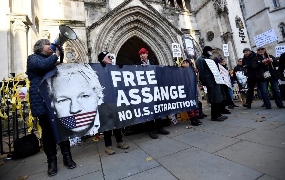 Attivisti a favore di Assange davanti all Alta corte d appello londinese.
