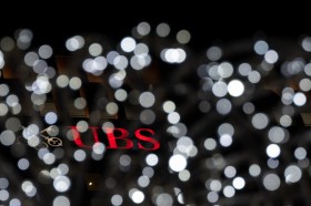 Il logo di UBS tra le luci della città.
