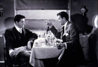 due uomini al tavolo di un vagone ristorante