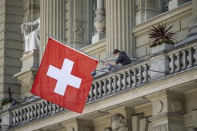 La bandiera svizzera appesa sulla facciata di Palazzo federale.