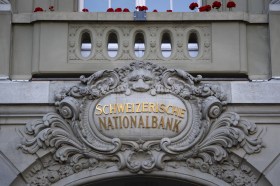 La scritta Banca nazionale svizzera sopra il portone d entrata dell istituto a Berna.