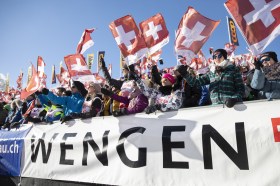 spettatori con bandiere svizzere