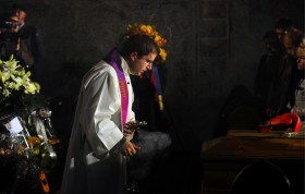 Don Tamagni mentre celebra una messa.