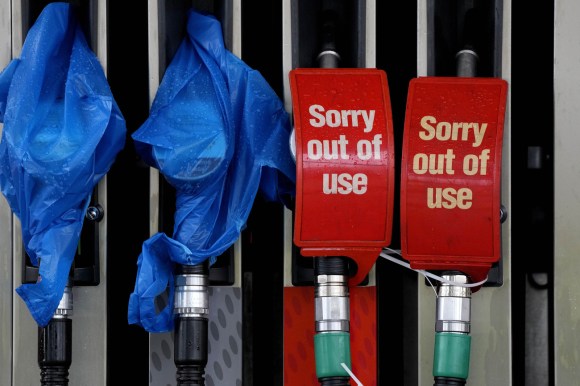 Un distributore di benzina messo fuori uso dall assenza di benzina nel Regno Unito.