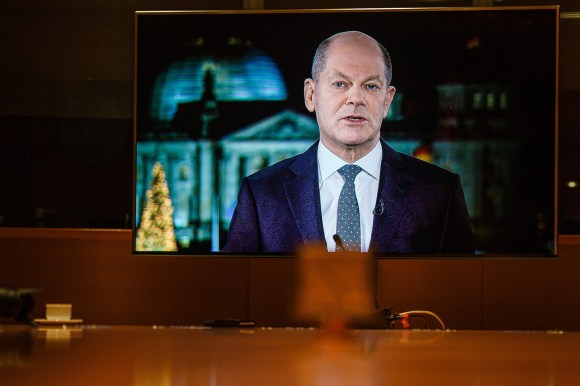 televisione con immagine di mezzo busto di uomo in giacca e cravatta