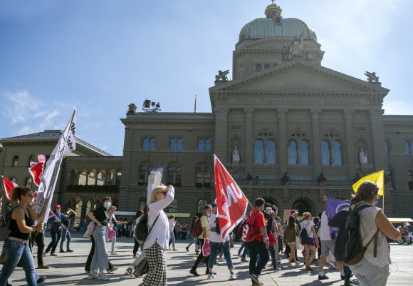 Manifestazione a Berna a sostegno delle pensioni delle donne.