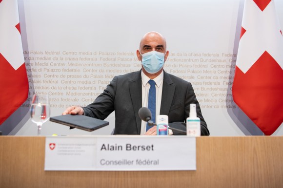 il consigliere federale Alain Berset durante la conferenza stampa.