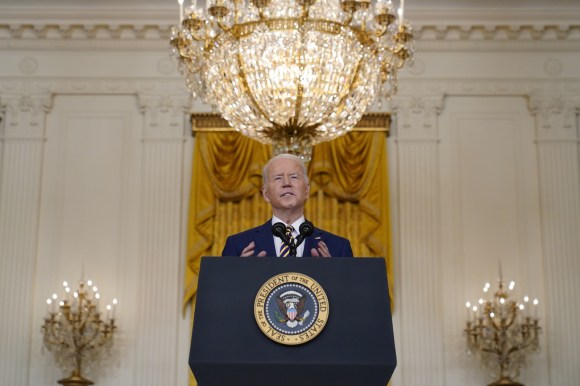 Joe Biden mentre parla in una conferenza stampa alla Casa Bianca.