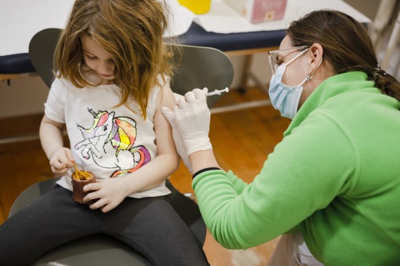 una bambina si fa vaccinare