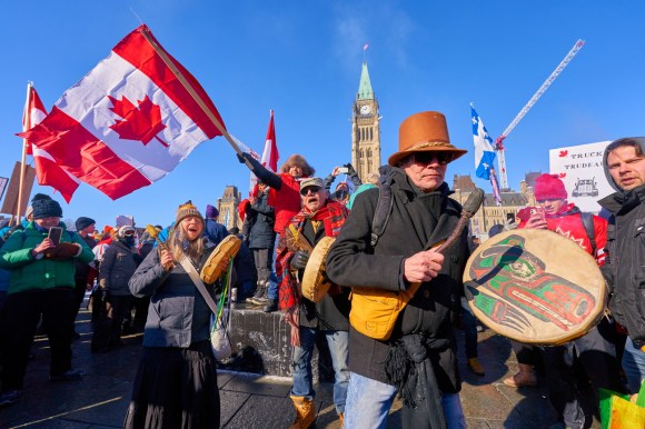 No-vax manifestano a Ottawa.