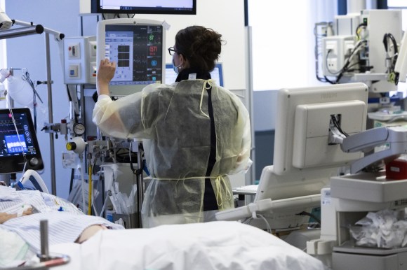 Un medico controlla i parametri vitali di un paziente su uno schermo