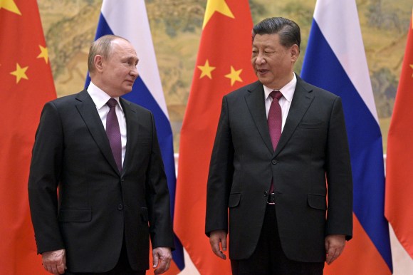 Putin con Xi Jinping per la foto di rito.