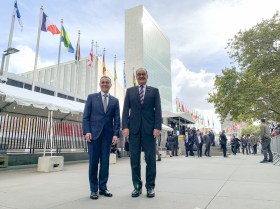 Persone davanti a sede dell ONU