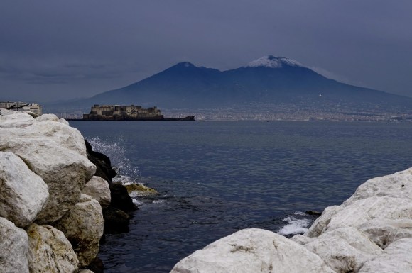 Il Vesuvio, imbiancato, visto in lontananza da Napoli
