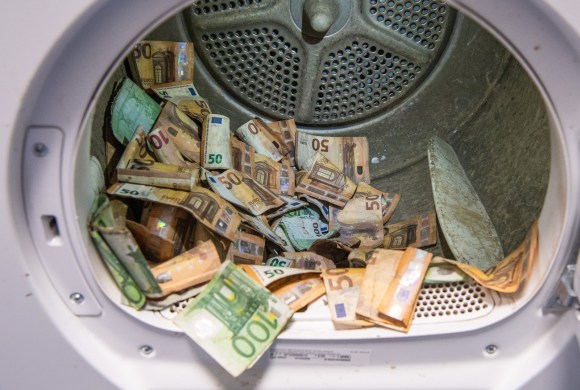 banconote in una lavatrice