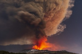 vulcano in eruzione