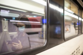 donna con mascherina in treno
