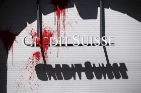 logo di Credit Suisse imbrattato con della pittura rossa