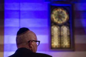 Un uomo in una sinagoga
