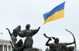 Piazza dell indipendenza a Kiev con una bandiera ucraina.