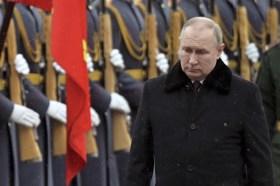 Putin sfila davanti a soldati nel giorno della celebrazione nazionale della Patria a Mosca