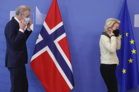 Il primo ministro norvegese Jonas Gahr Stoere con Ursula von der Leyen.