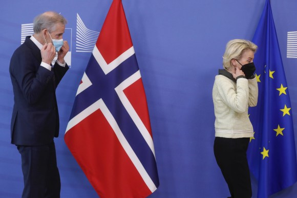 Il primo ministro norvegese Jonas Gahr Stoere con Ursula von der Leyen.