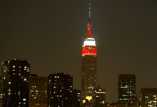 L Empire State Building di New York illuminato con i colori della Svizzera