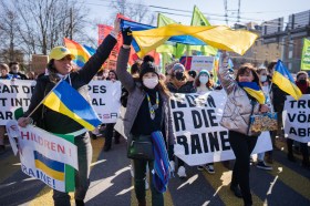 Manifestanti esprimono solidarietà al popolo ucraino.