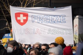 Uno striscione di protesta con la scritta Congeliamo le risorse russe.