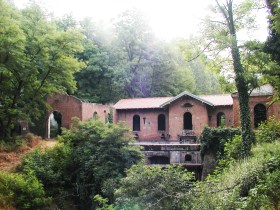 vecchio edificio immerso in un bosco