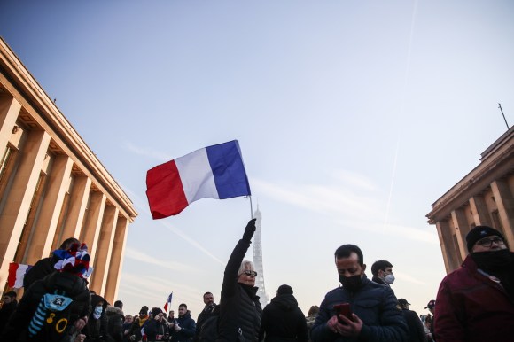 Precedenti proteste anti-restrizioni a Parigi.
