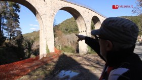 Alessandro Bianchi indica il viadotto della Caprareccia.