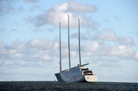 Lo yacht di 90 metri attribuito ad Andrey Melnichenko, il magnate che vive in Engadina.