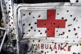 Un ambulanza della Croce Rossa crivellata di colpi.
