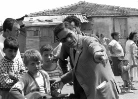 Pier Paolo Pasolini durante le riprese di Accattone del 1960