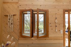 finestra in una parete di legno