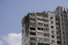 Un edificio colpito dall artiglieria russa a Mariupol.