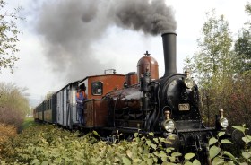 Una locomotrice storica durante un viaggio turistico sulla tratta Mendrisio-Malnate Olona.