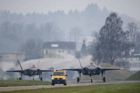 Due F-35 all aeroporto militare di Emmen.