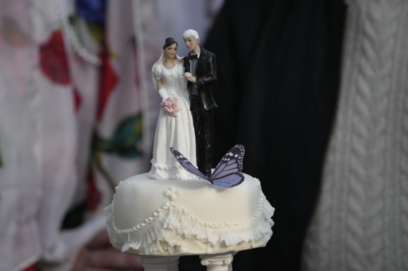 torta di nozze con la figurina di due sposini