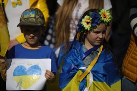 Un bimbo e una bimba vestiti con i colori dell Ucraina a una manifestazione di pace.