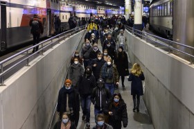 Folla di persone con mascherina alla stazione di Berna