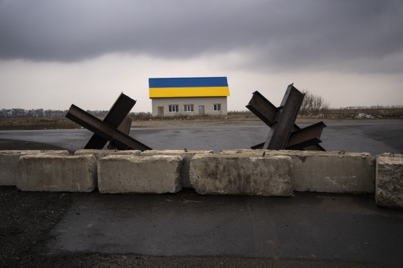 Una barriera contro i carri armati in un villaggio appena fuori Kiev.