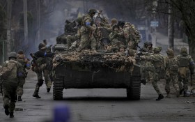soldati salgono su un carro armato
