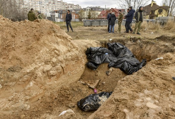 Cadaveri sepolti in fosse comuni a Bucha.